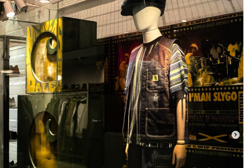 Escaparate retail con maniquí y pieza gráfica