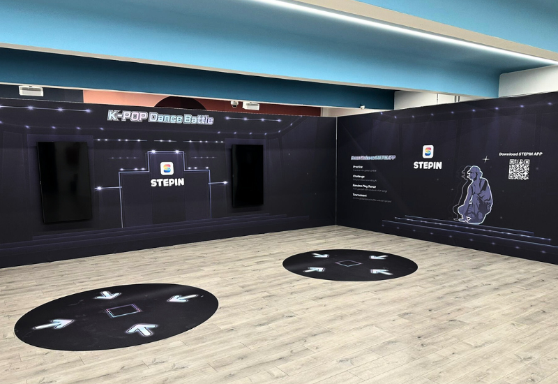 Montaje de evento con espacio y gráfica instalada