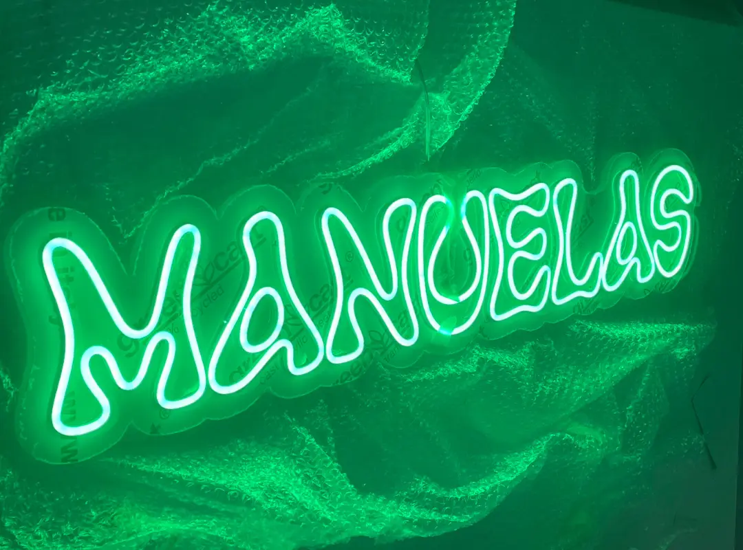 Rótulos luminosos a medida para marcas y eventos, con luz uniforme y acabado limpio