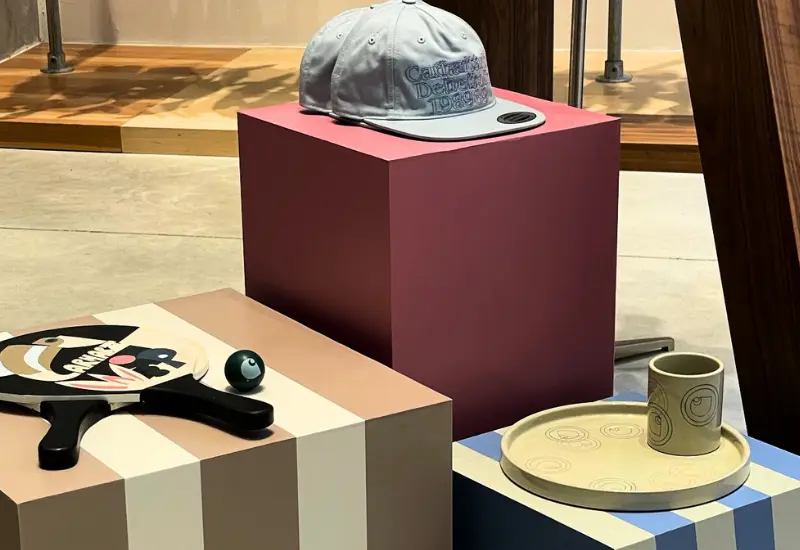 Expositor personalizado instalado en un entorno de marca