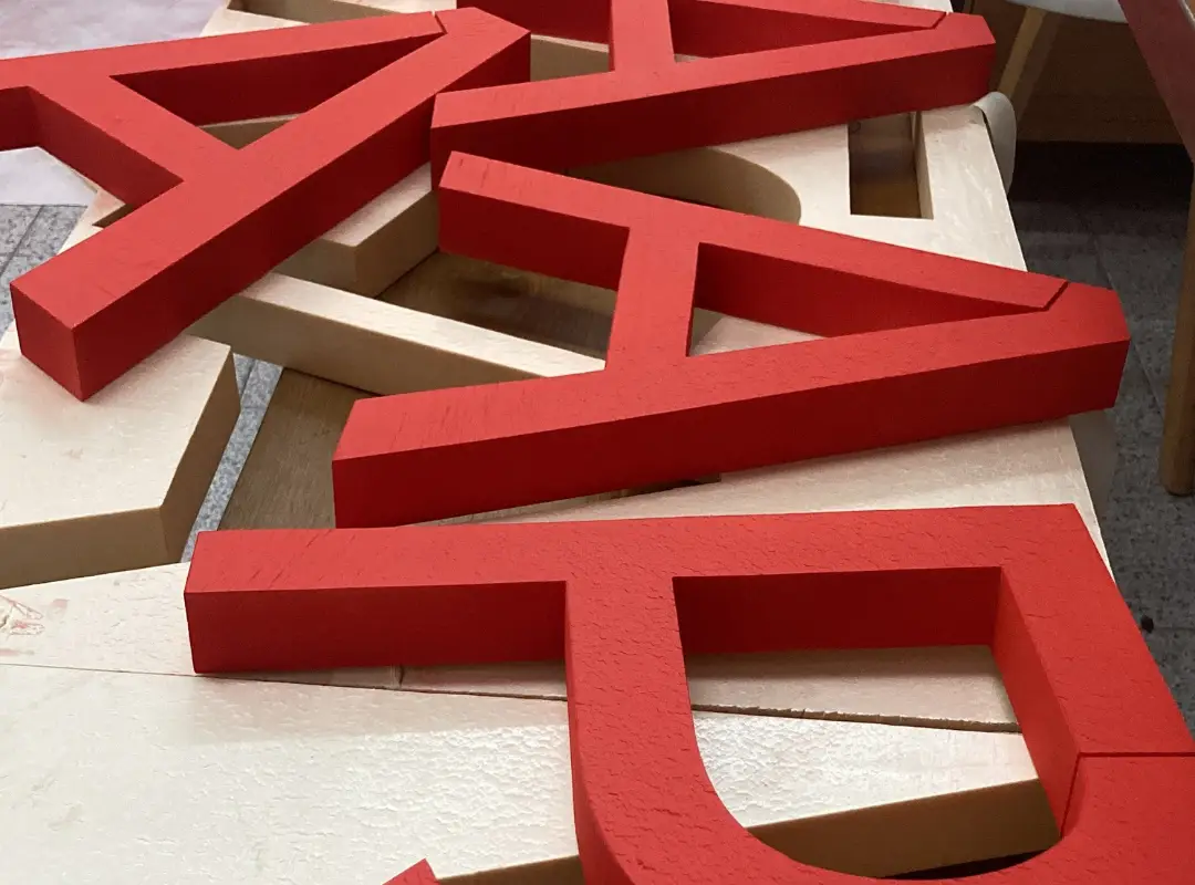 Ejemplo real de letras corpóreas para marcas y eventos